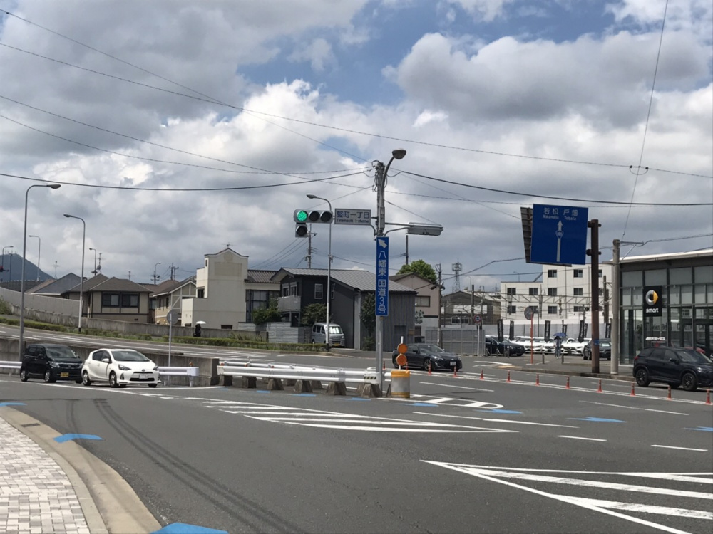 BMW横の側道の写真